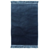 Blauw gebedskleed zonder versiering met franjes en meerdere kleuren detail